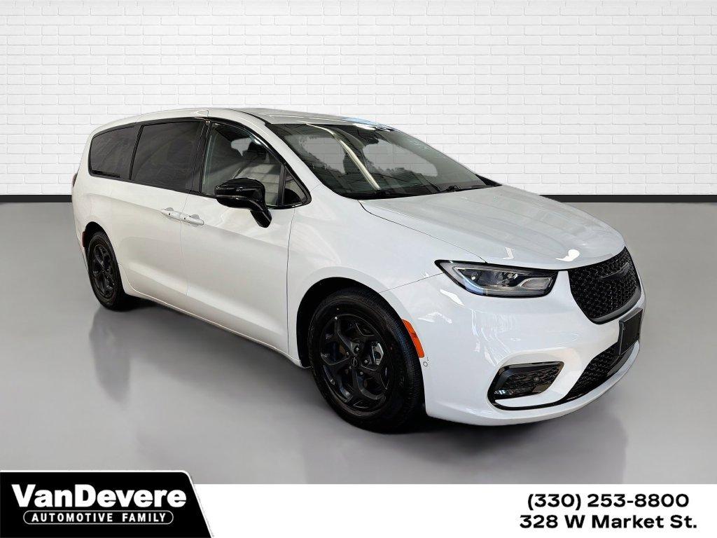 2024 Chrysler Pacifica Vehicle Photo in AKRON, OH 44303-2185