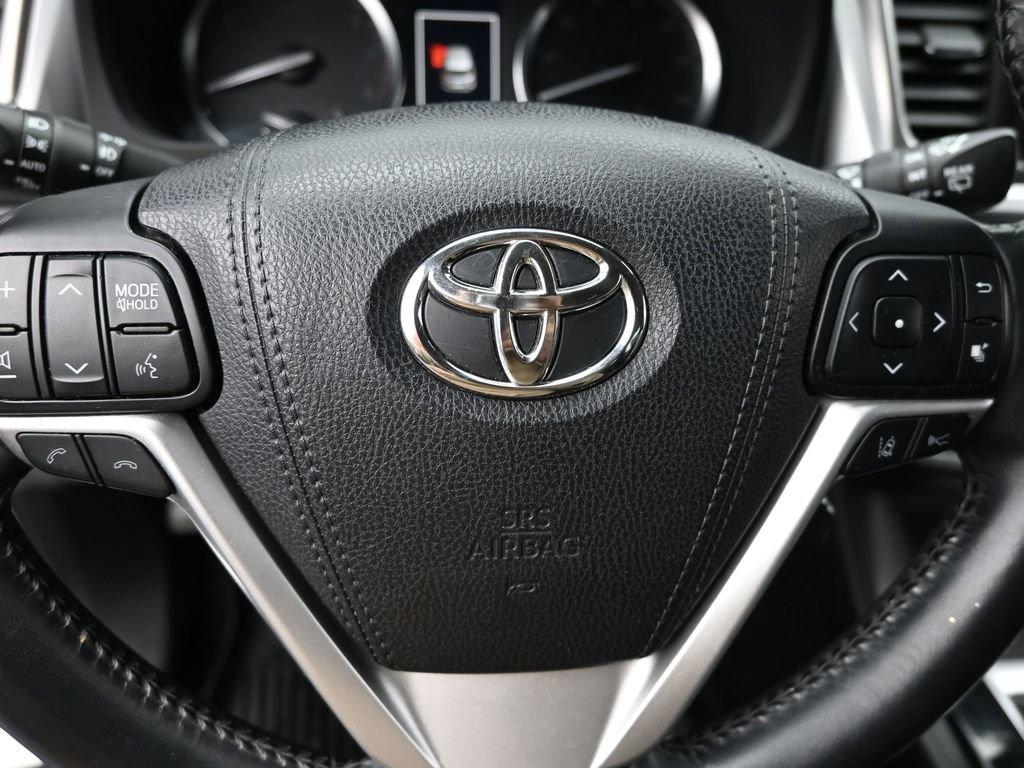 2018 Toyota Highlander Vehicle Photo in Cedar Rapids, IA 52402