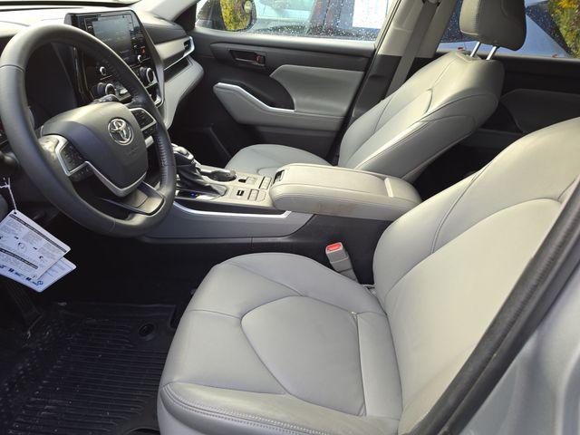 2022 Toyota Highlander Vehicle Photo in Pleasant Hills, PA 15236