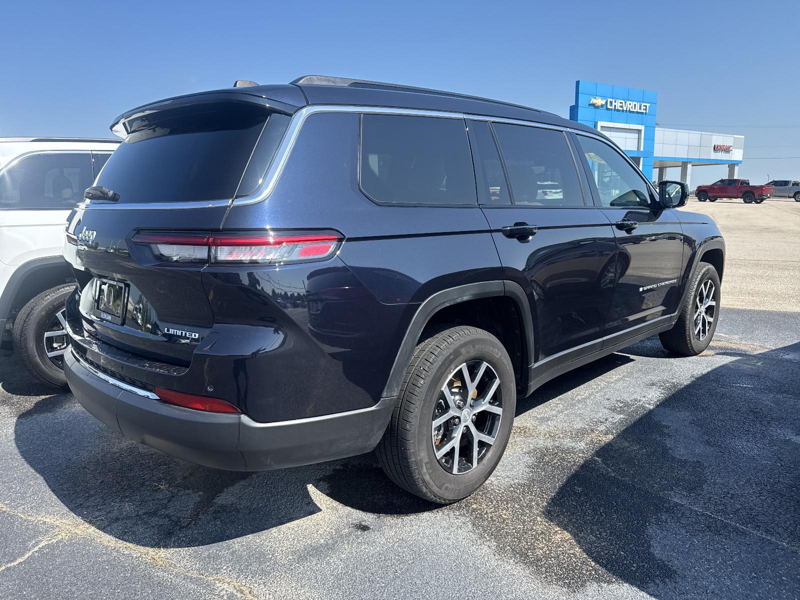 View vehicle photo 4