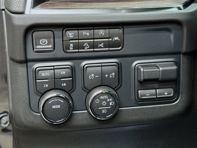 2025 Chevrolet Suburban Vehicle Photo in EVERETT, WA 98203-5662