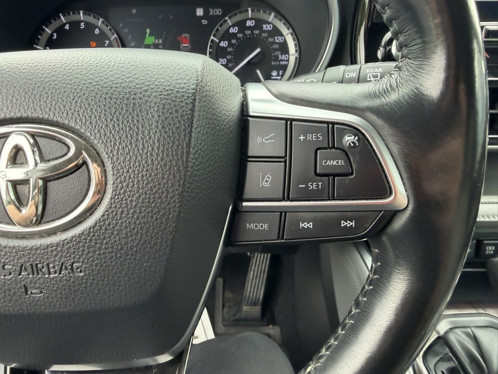 2021 Toyota Highlander photo 24 of 38