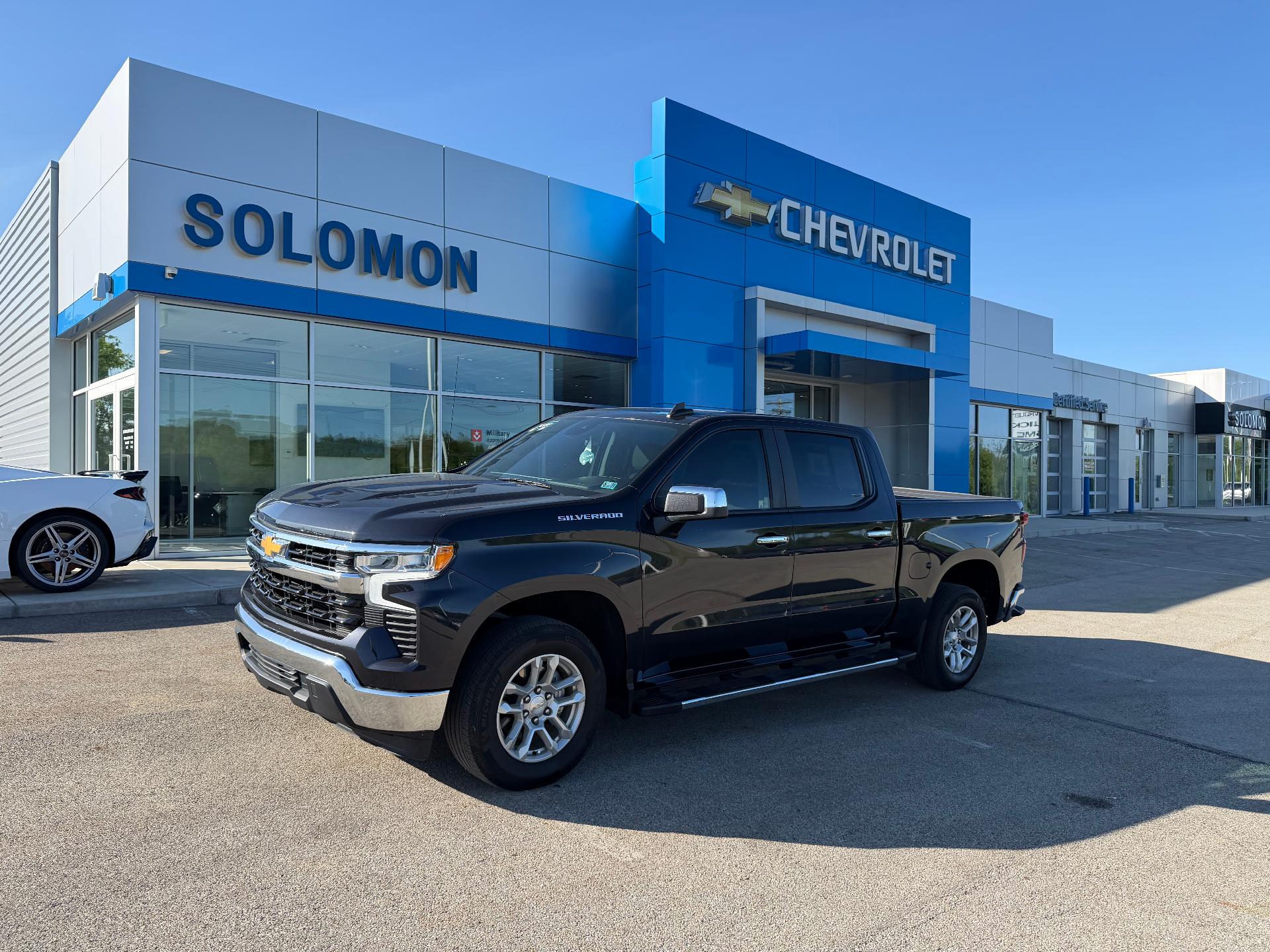 2022 Chevrolet Silverado 1500 photo 2 of 33