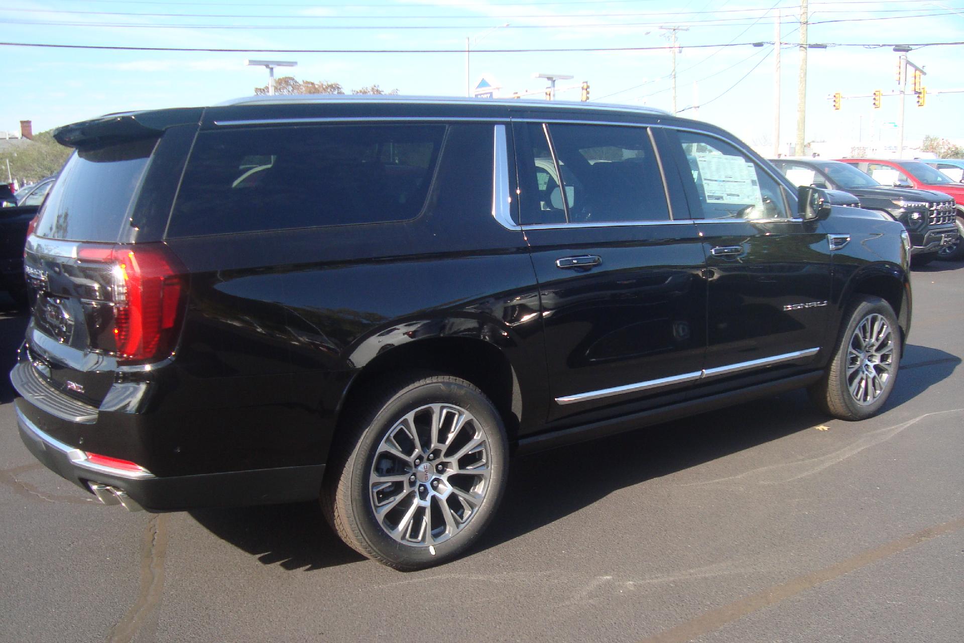 2025 GMC Yukon XL Vehicle Photo in PORTSMOUTH, NH 03801-4196