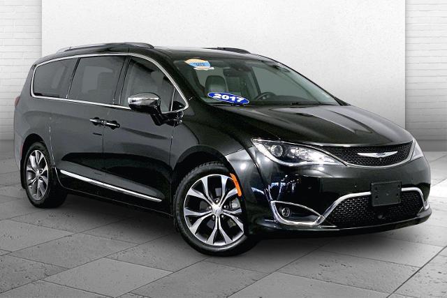 2017 Chrysler Pacifica Vehicle Photo in KANSAS CITY, MO 64114-4502