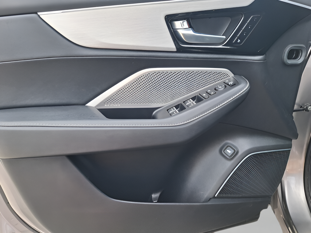 2023 Acura MDX photo 31 of 33