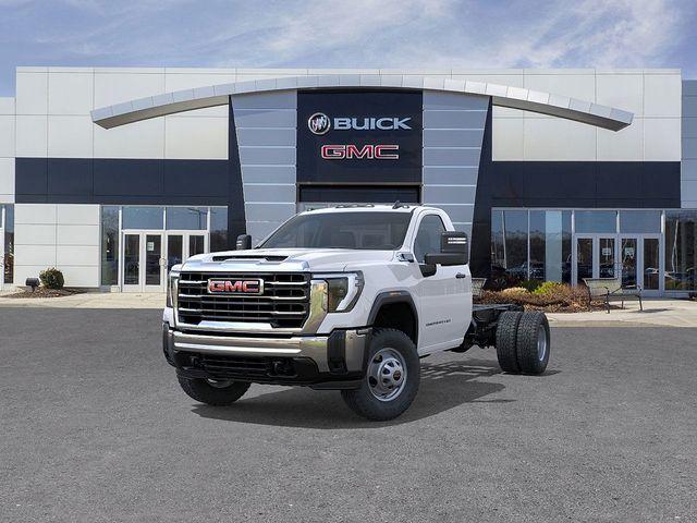 2025 GMC Sierra 3500 HD Chassis Cab Vehicle Photo in DANBURY, CT 06810-5034