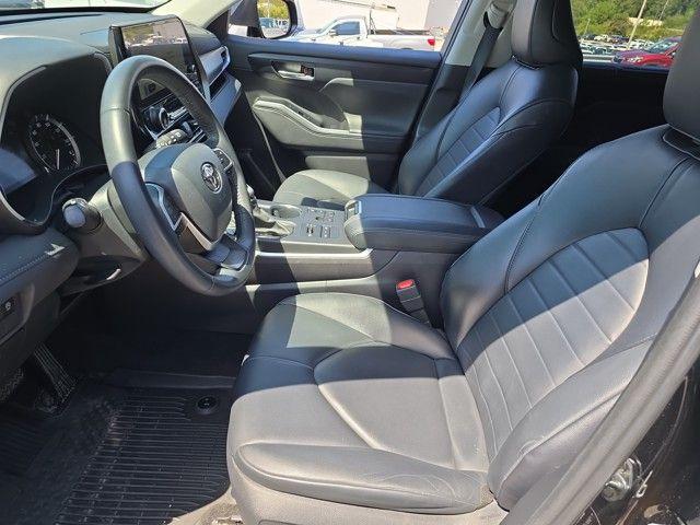 2023 Toyota Highlander Vehicle Photo in Pleasant Hills, PA 15236