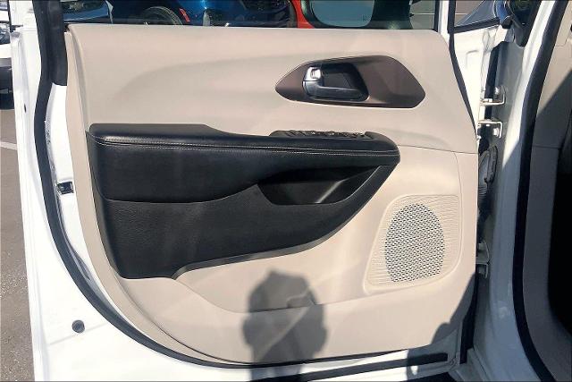 2021 Chrysler Voyager Vehicle Photo in KANSAS CITY, MO 64114-4502