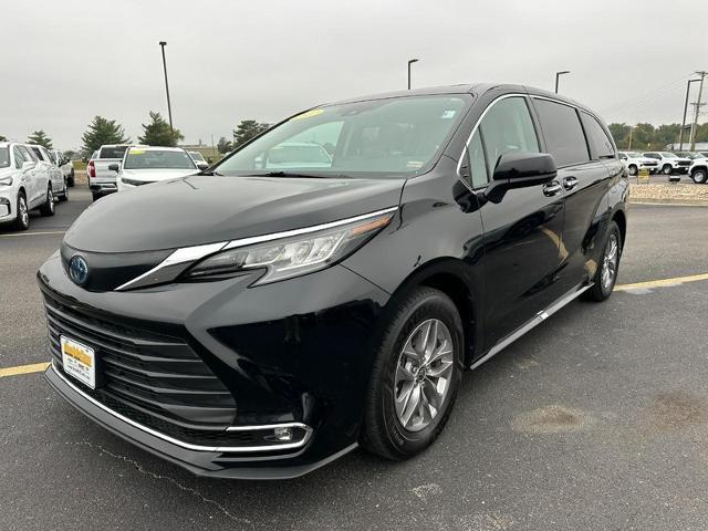 2022 Toyota Sienna Vehicle Photo in COLUMBIA, MO 65203-3903