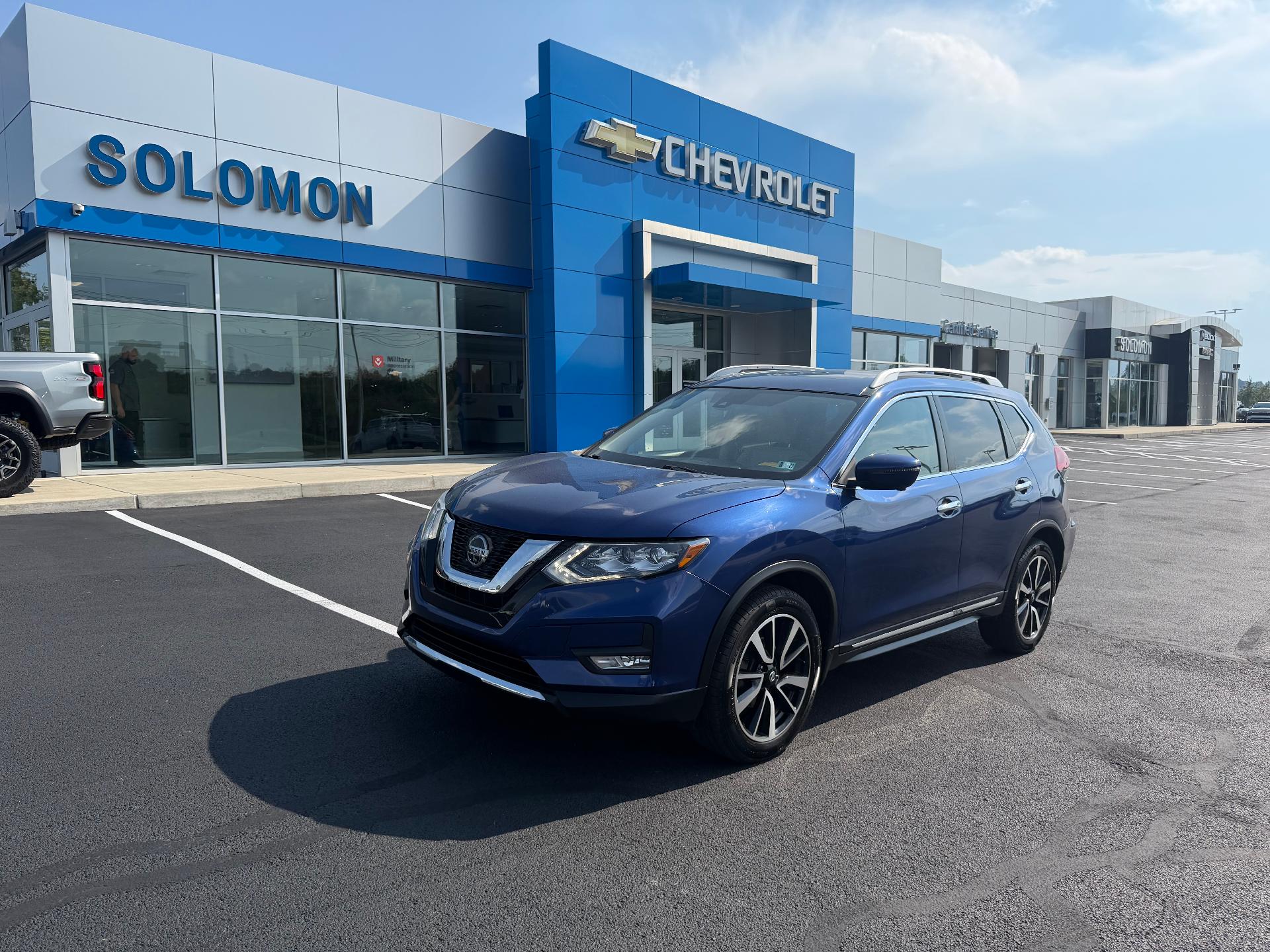 2018 Nissan Rogue photo 2 of 36