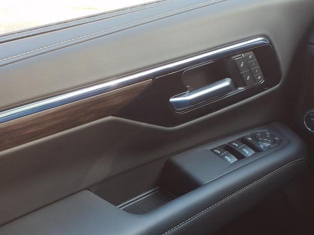 2025 Chevrolet Suburban Vehicle Photo in Denton, TX 76205