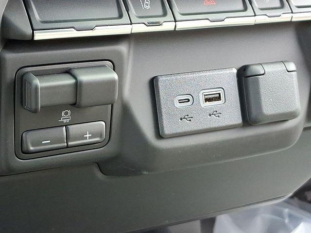 2025 Chevrolet Silverado 3500 HD Chassis Cab Vehicle Photo in DANBURY, CT 06810-5034