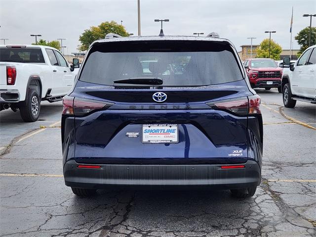 2024 Toyota Sienna Vehicle Photo in AURORA, CO 80012-4011