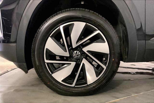 2024 Volkswagen Atlas Vehicle Photo in INDEPENDENCE, MO 64055-1314