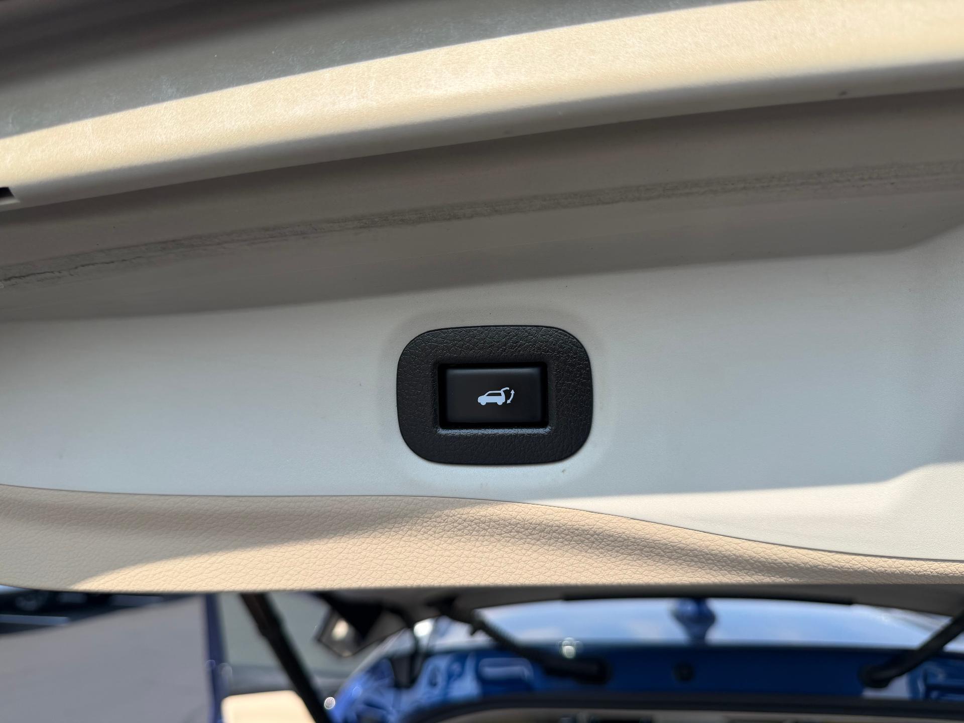 2018 Nissan Rogue photo 14 of 36