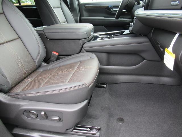 2025 Chevrolet Suburban Vehicle Photo in LEESBURG, FL 34788-4022