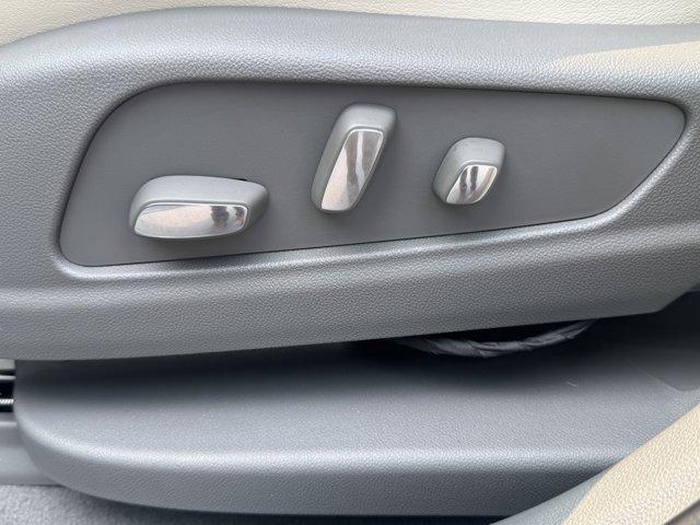 2025 Cadillac XT6 Vehicle Photo in LEOMINSTER, MA 01453-2952