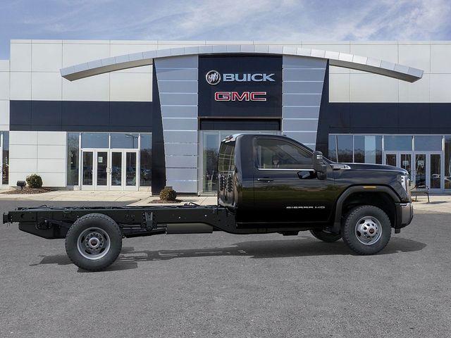2025 GMC Sierra 3500 HD Chassis Cab Vehicle Photo in DANBURY, CT 06810-5034