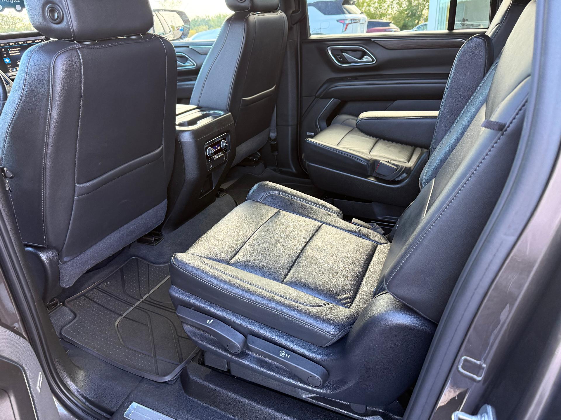 2021 Chevrolet Suburban photo 14 of 27