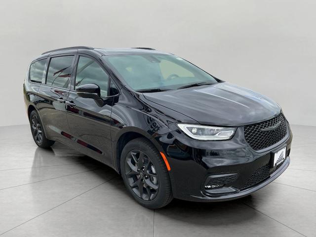 2026 Chrysler Pacifica Vehicle Photo in Neenah, WI 54956