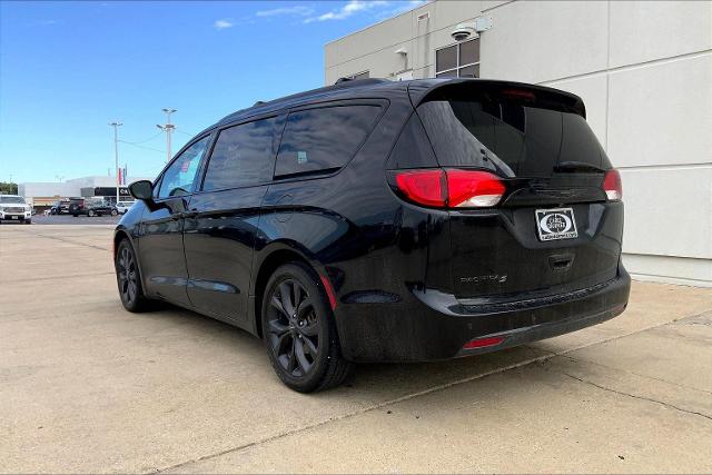 2020 Chrysler Pacifica Vehicle Photo in TOPEKA, KS 66609-0000