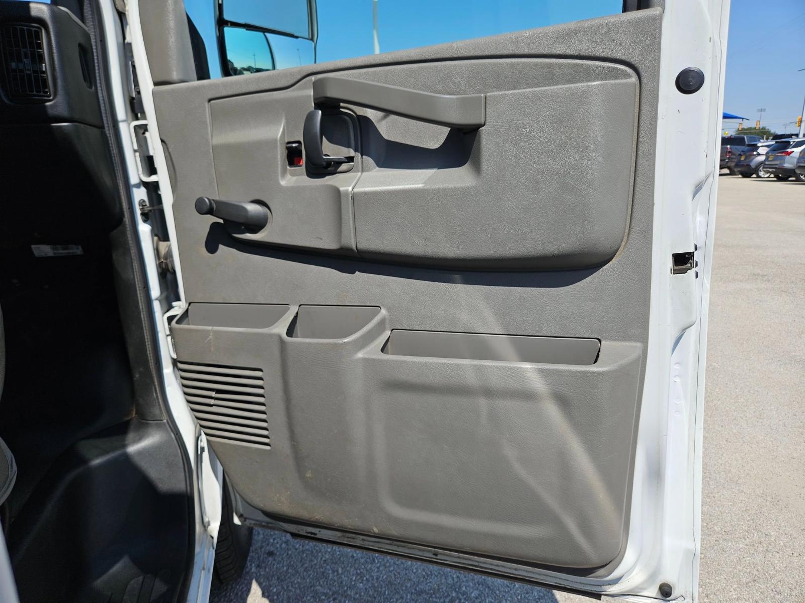 2017 Chevrolet Express Commercial Cutaway Vehicle Photo in Seguin, TX 78155
