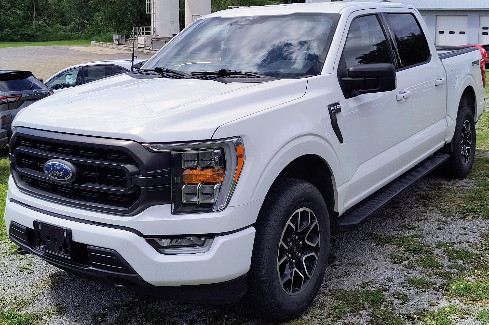 Oxford White 2022 Ford F-150 XLT SuperCrew 4WD Pickup Truck Four-Wheel Drive Automatic