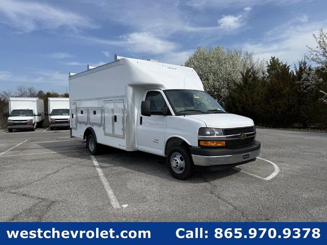 2025 Chevrolet Express Cutaway 4500 Vehicle Photo in ALCOA, TN 37701-3235