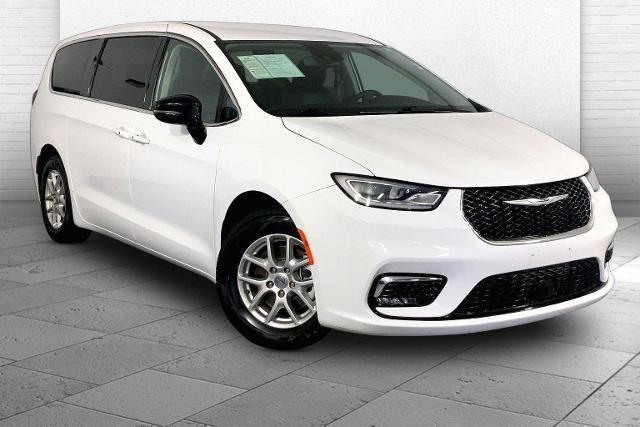 2024 Chrysler Pacifica Vehicle Photo in KANSAS CITY, MO 64114-4502