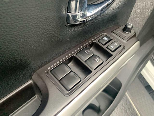 2019 Nissan Titan Vehicle Photo in MOON TOWNSHIP, PA 15108-2571