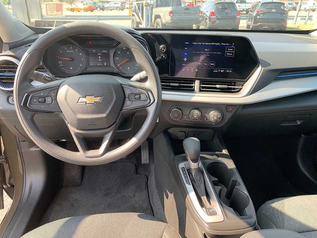 2024 Chevrolet Trax Vehicle Photo in MOON TOWNSHIP, PA 15108-2571