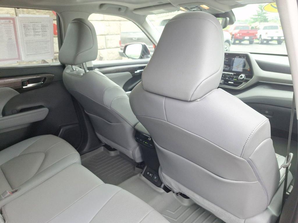 2020 Toyota Highlander Vehicle Photo in Marion, IA 52302