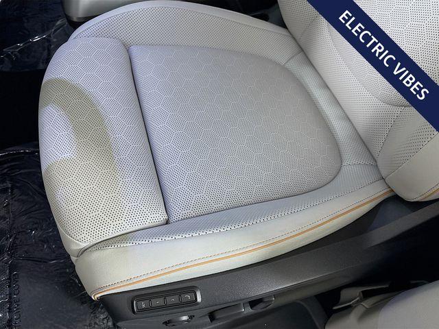 2025 Volkswagen ID. Buzz Vehicle Photo in Puyallup, WA 98371