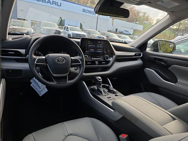2022 Toyota Highlander Vehicle Photo in Pleasant Hills, PA 15236
