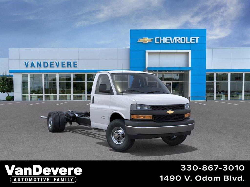 2025 Chevrolet Express Cutaway 3500 Vehicle Photo in AKRON, OH 44320-4088