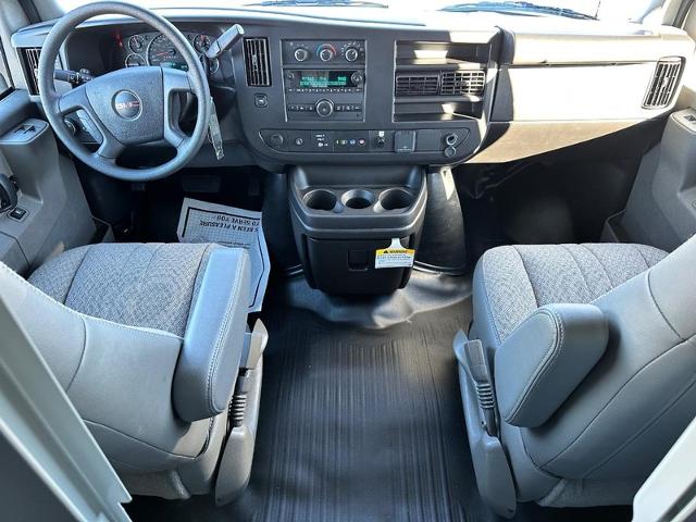 2024 GMC Savana Cutaway 3500 Vehicle Photo in COLUMBIA, MO 65203-3903