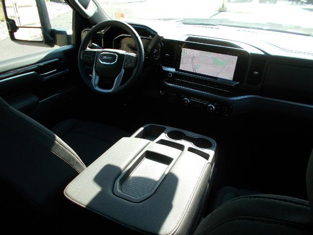 2025 GMC Sierra 2500 HD Vehicle Photo in LOWELL, MA 01852-4336