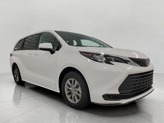 2025 Toyota Sienna Vehicle Photo in Neenah, WI 54956