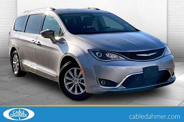 2018 Chrysler Pacifica Vehicle Photo in KANSAS CITY, MO 64114-4502