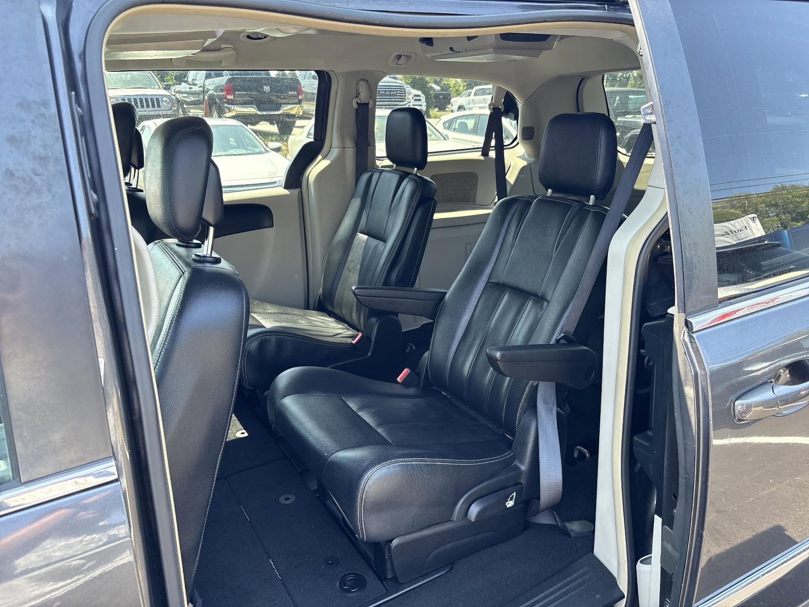 2016 Chrysler Town & Country Vehicle Photo in Mechanicsburg, PA 17050-1707