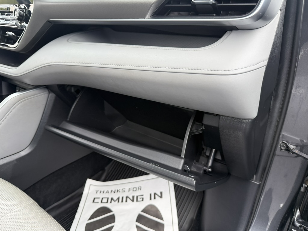 2021 Toyota Highlander photo 36 of 38