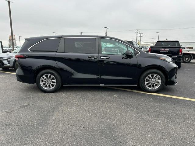 2022 Toyota Sienna Vehicle Photo in COLUMBIA, MO 65203-3903