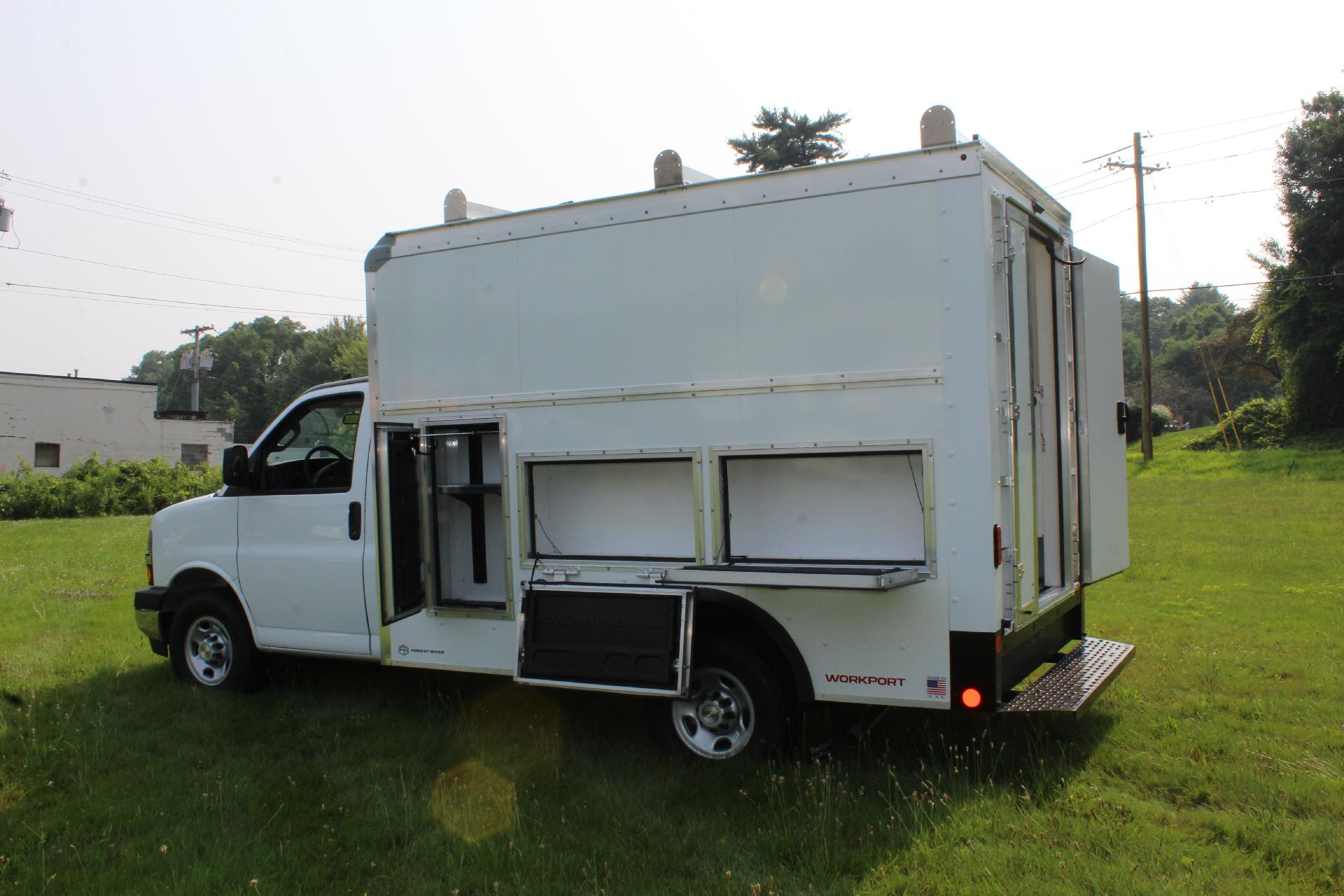 2025 Chevrolet Express Cutaway 3500 Vehicle Photo in NORTHAMPTON, MA 01060-1120
