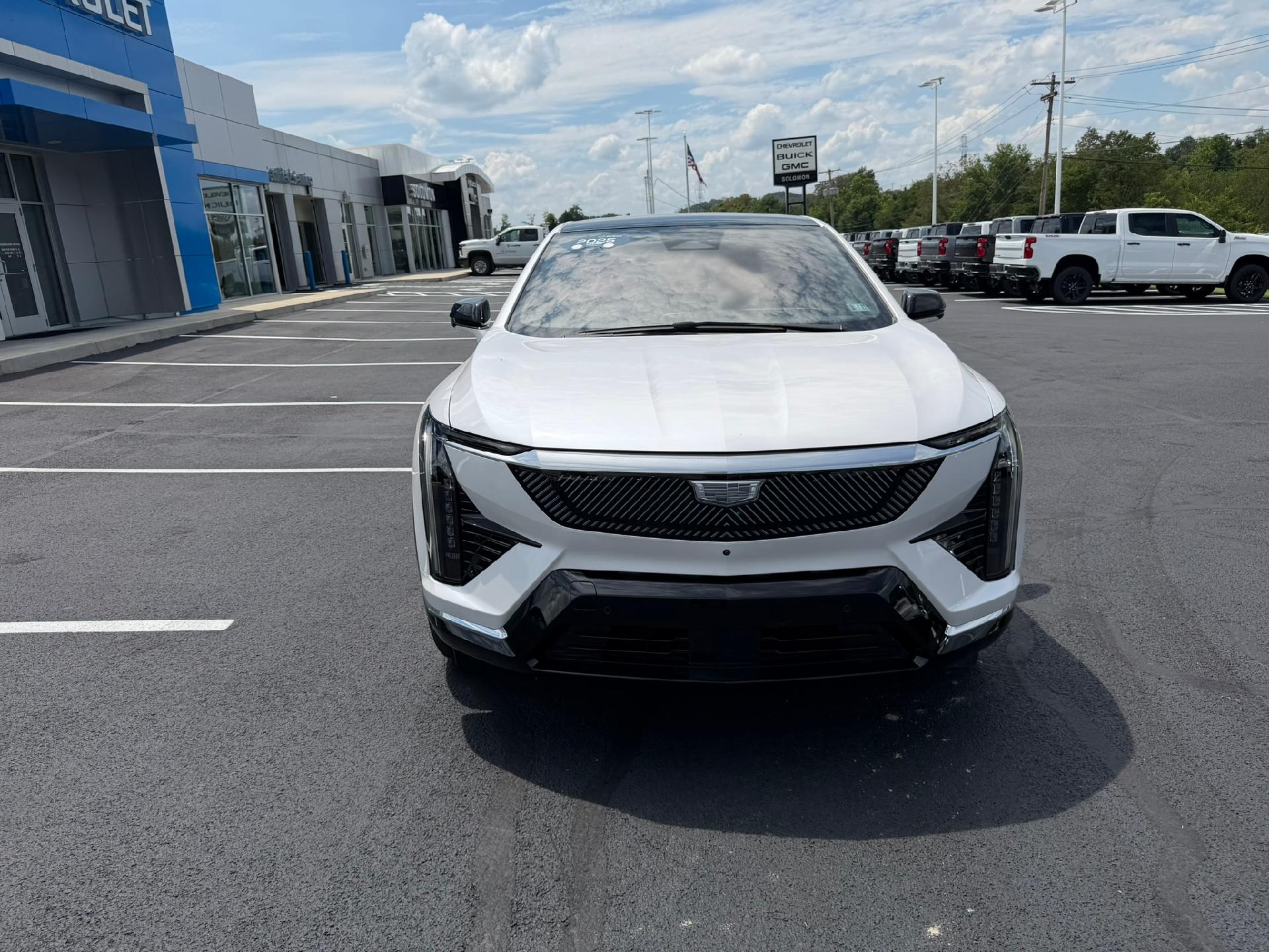 2025 Cadillac OPTIQ Luxury 1 - 8
