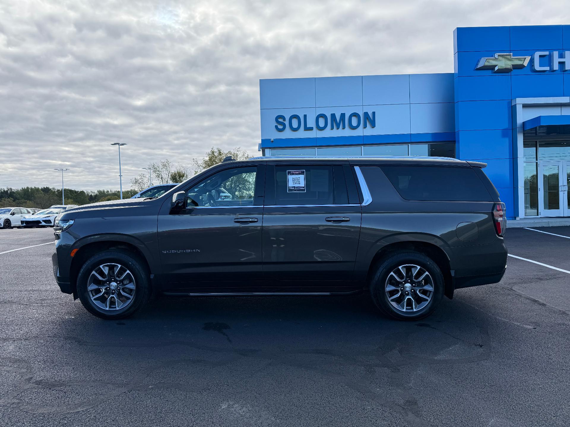 2021 Chevrolet Suburban photo 2 of 27