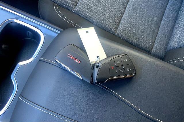 2025 GMC Acadia Vehicle Photo in KANSAS CITY, MO 64114-4545