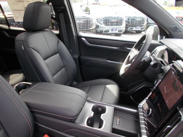 2025 GMC Acadia Vehicle Photo in LOWELL, MA 01852-4336