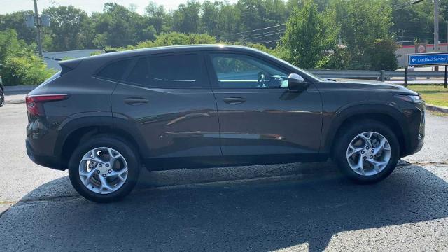 2024 Chevrolet Trax Vehicle Photo in MOON TOWNSHIP, PA 15108-2571