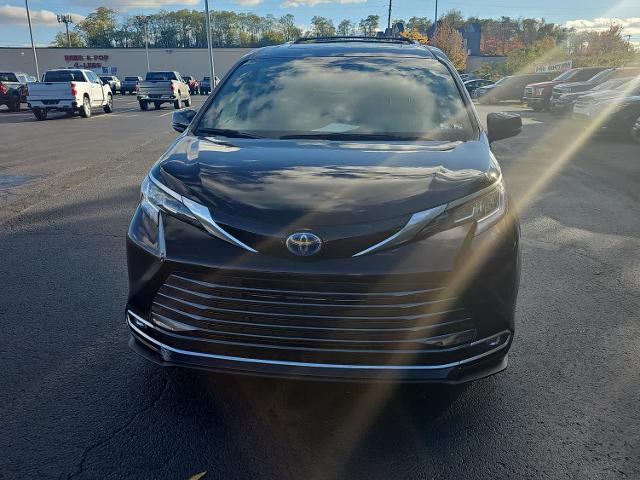 2024 Toyota Sienna Vehicle Photo in MOON TOWNSHIP, PA 15108-2571